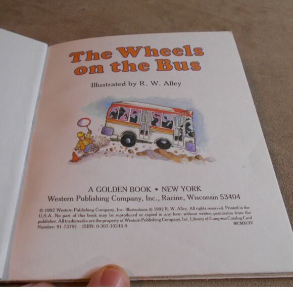 First Little Golden Book The Wheels on the Bus  by R.W. Alley 1992 - Picture 5 of 7